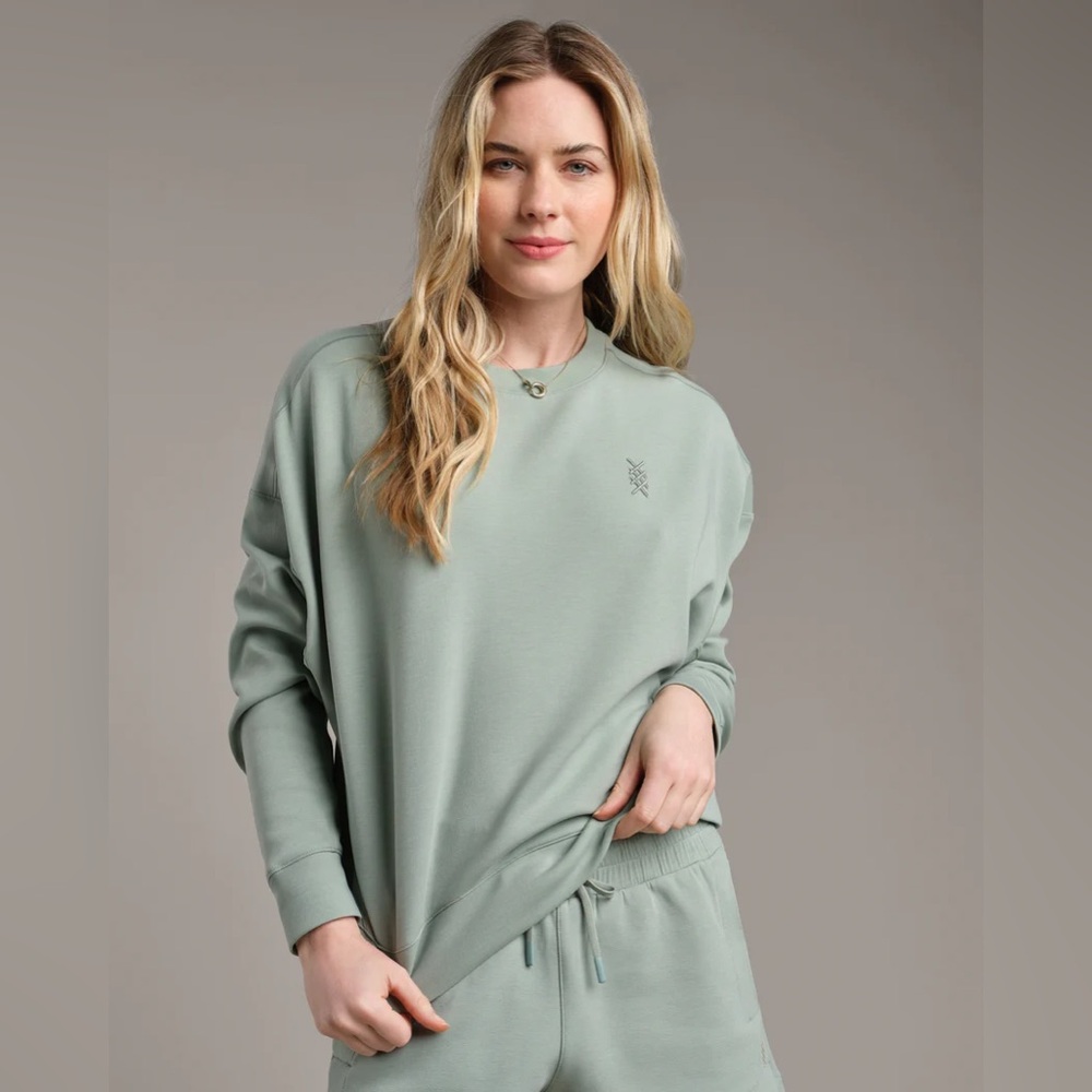 NWT. Rhone dream glow crewneck in Pacific Green.